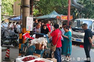 ?昔日并肩作战的队友！赛后普尔和卢尼交换球衣